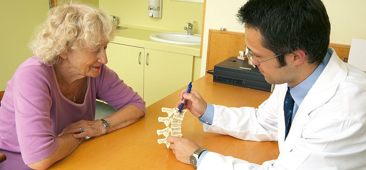 Лечение остеопороза врачи. Остеопороз у пожилых. Остеопороз у пожилых женщин. Остеопороз фото. Остеопороз в пожилом возрасте клиника.