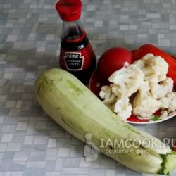 Kembang kol rebus dengan zucchini Kembang kol rebus dengan zucchini dan tomat