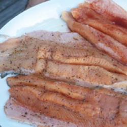 Saus krim lembut untuk ikan trout Ikan trout digoreng dengan saus krim