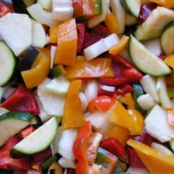 Sayuran dalam oven, dipanggang dalam potongan besar: enak, sehat, dan cepat!